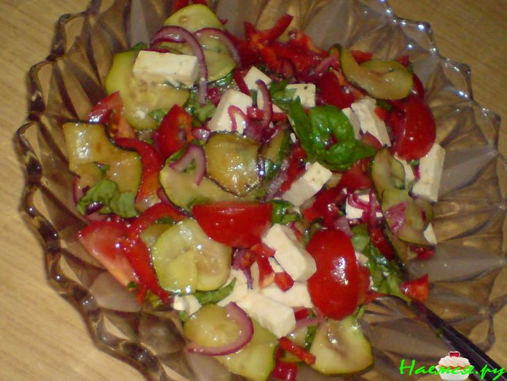 Салат из цуккини и помидорок Салат из цуккини и помидорок