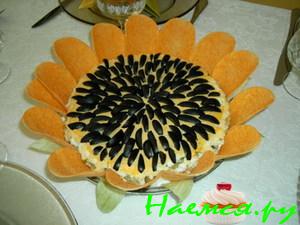 Салат "Подсолнух" с куриной грудкой, маринованными шампиньонами и солеными огурчиками