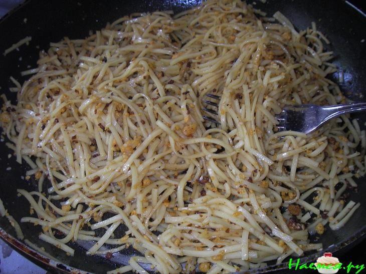 Курица с хрустящей лапшой и кунжутом