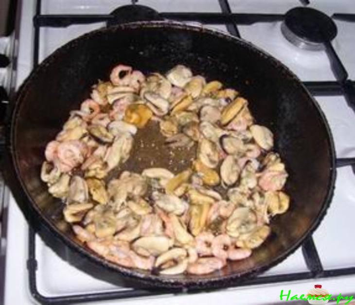 Рисовая лапша с креветками и мидиями