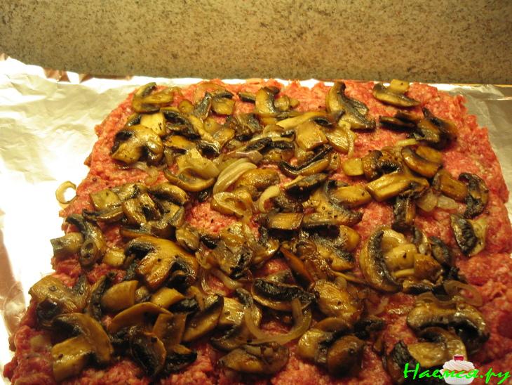 Рулет с грибами и чесноком