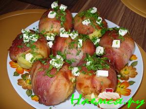 Картошка с брынзой запечённая в беконе