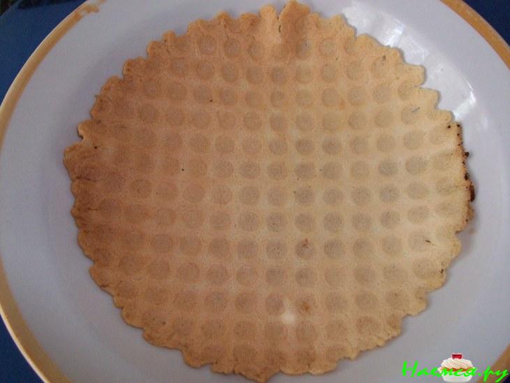 Вафельная корзинка с фруктами