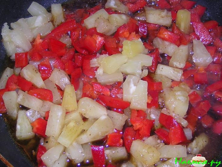 Филе пангасиуса со сладким перцем и ананасами