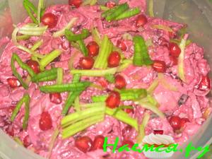 Розовый салат с мясом