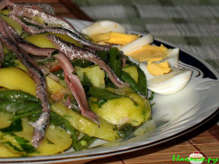 Картофельно-фасолевый салат с анчоусами