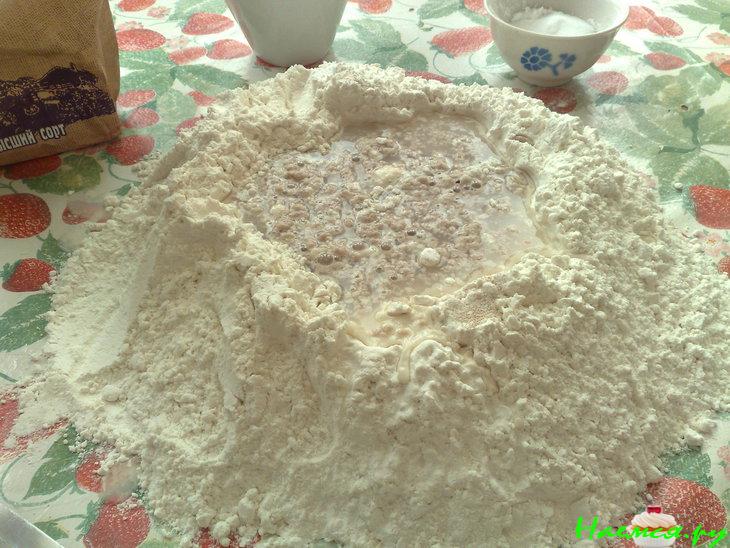 Крендель с беконом и яйцом