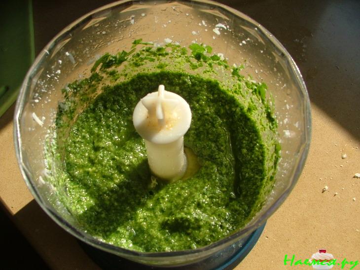 Суп-пюре из кабачков с песто из базилика и кориандра