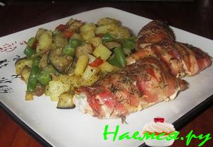 Куриные рулеты с огурцами и болгарским перцем в беконе Куриные рулеты с огурцами и болгарским перцем в беконе