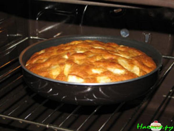 Пирог с медом и яблоками