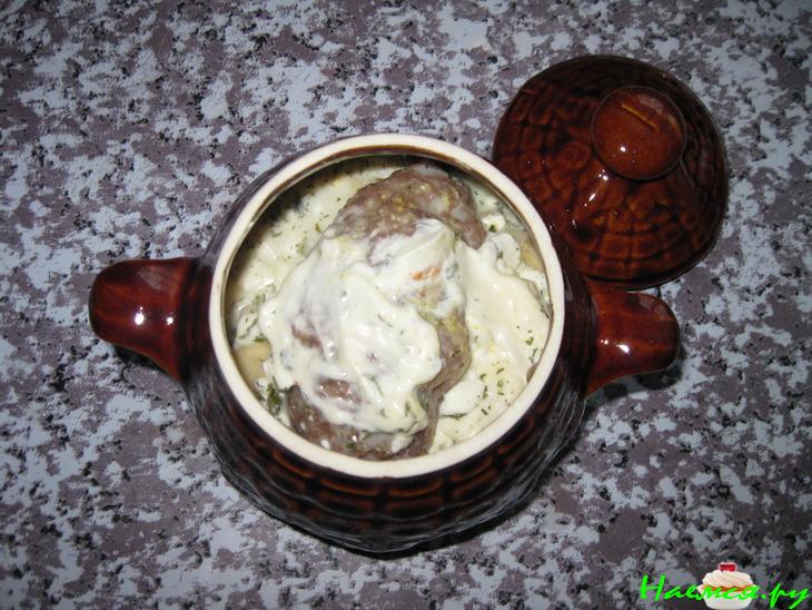 Жаркое с котлетой в горшочке