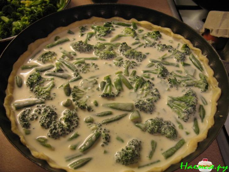 Киш с куриными потрошками, зеленой фасолью и брокколи
