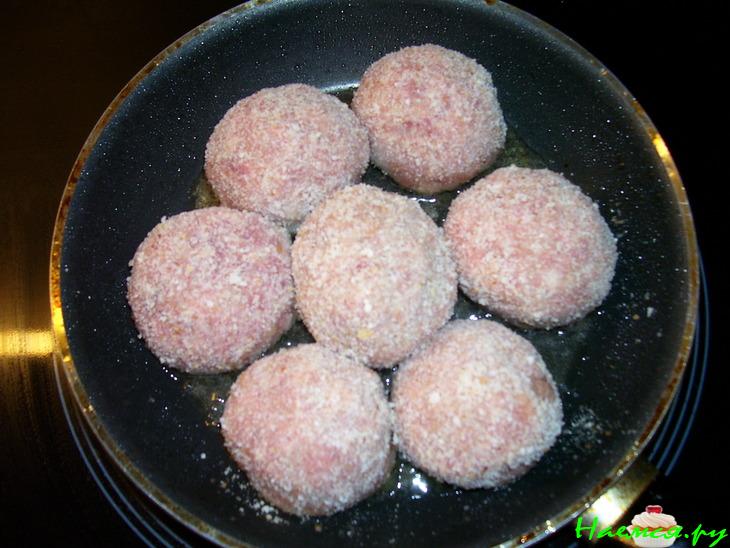 Гречаники мясные в творожно-чесночном соусе