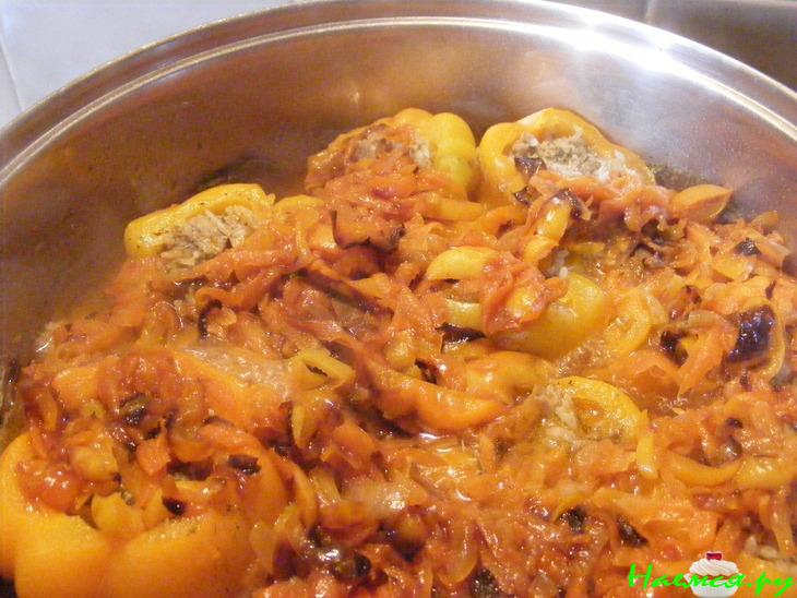 Перец фаршированный рисом и фаршем в сметанно-томатном соусе