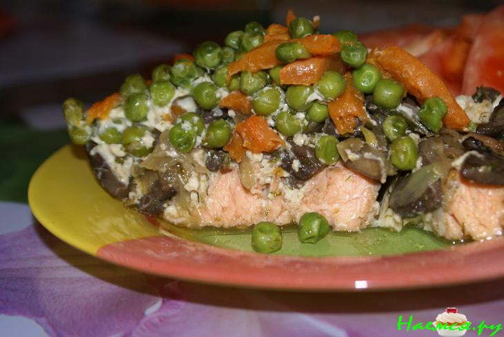 Форель запеченная под шубой из грибов, тыквы и горошка