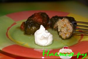 Маленькие голубцы в свекольных листьях