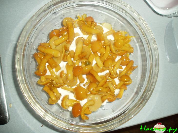 Салат с отварной рыбой и маринованными грибами