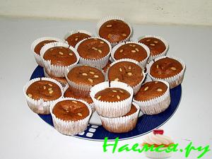 Клубничные маффины с кедровыми орешками