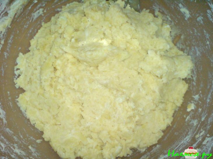 Картофельные котлеты под грибным соусом с брокколи