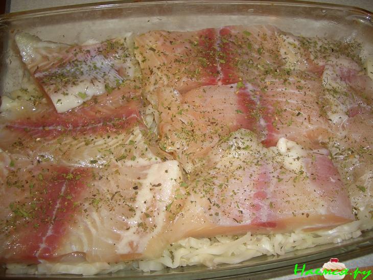 Запеканка с рыбой, картошкой и свежей капустой