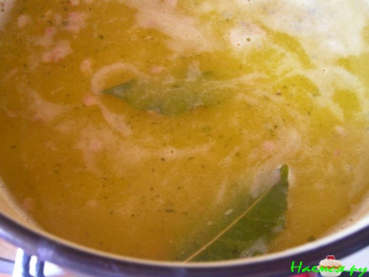 Суп гороховый с баварскими колбасками