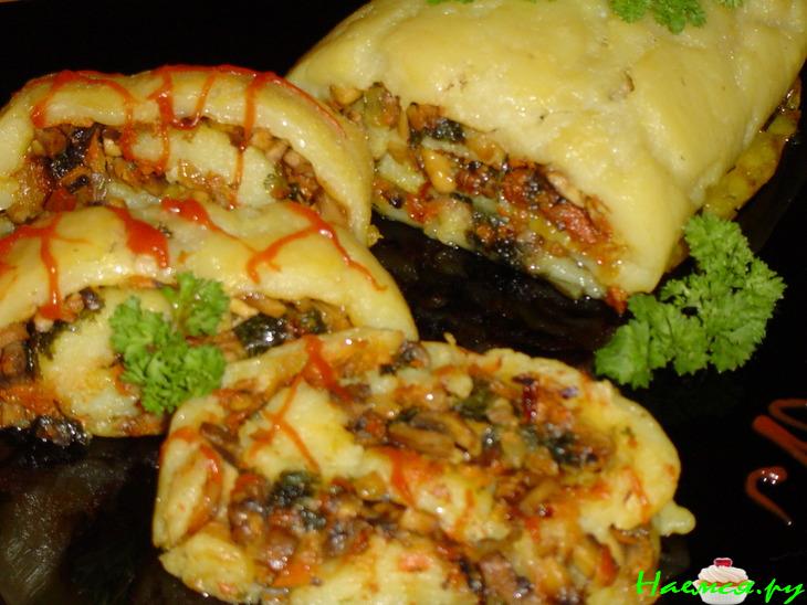Постный картофельный рулет с грибами и овощами