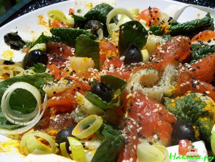 Салат с лососем и шпинатом под соусом