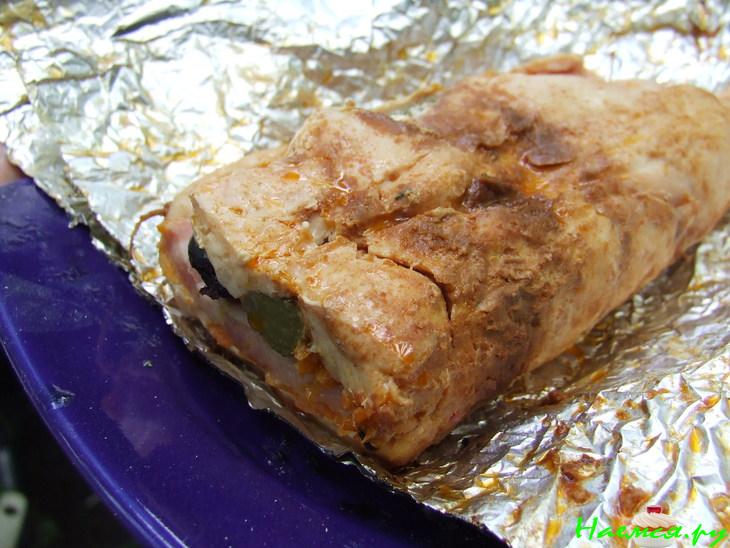 Рулет из куриной грудки с ветчиной, оливкам и корнишонами, приготовленный на углях