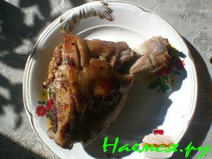 Свиная рулька с чесноком и аджикой