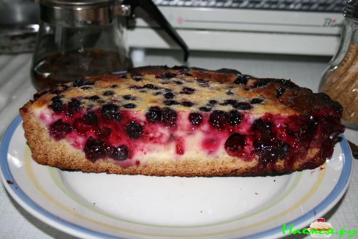 Пирог со свежей черной смородиной
