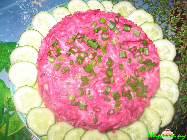 Салат со свеклой, сыром и яйцом