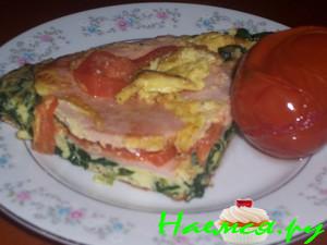 Омлет с шпинатом и колбасой