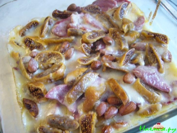 Язык, запеченный с инжиром, под сливочно-хреновым соусом