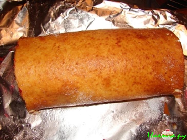 Рулет с клюквой и варёной сгущёнкой