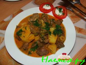 Говядина тушеная с оливками и картофелем