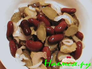 Салат из фасоли с маринованным огурчиком