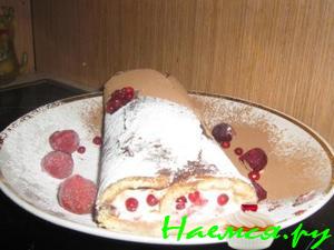 Еще один вариант рулета с клубникой и кедровыми орехами