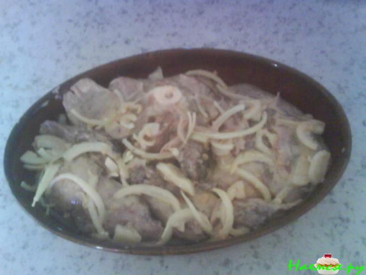 Свиная рулька запеченная под соусом