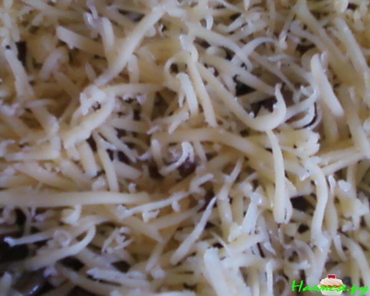 Мини-пицца с вареной колбаской и грибами