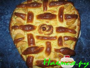 Пирог на топленом молоке с яблоками  