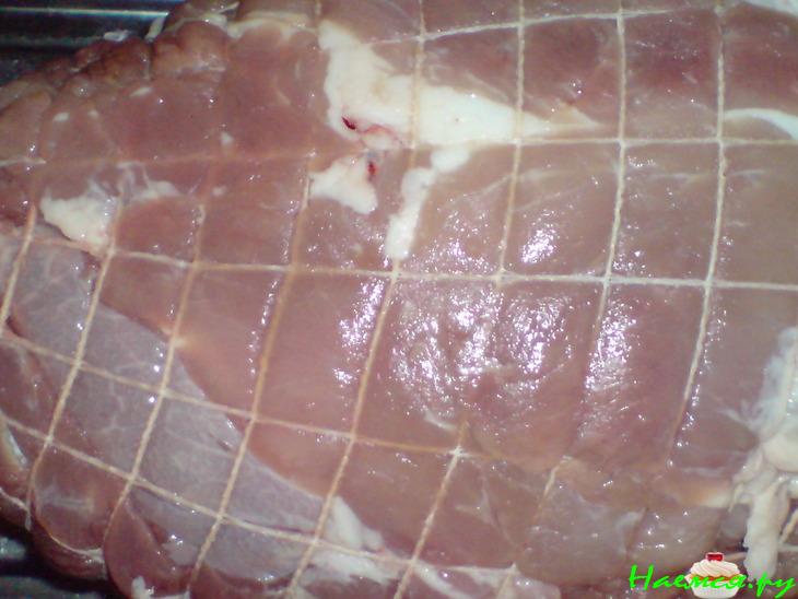 Мясо, запеченное под сметанно-горчичным кремом и нашпигованое черносливом Мясо, запеченное под сметанно-горчичным кремом и нашпигованое черносливом