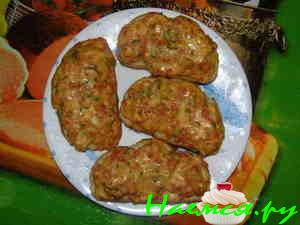 Горячие бутерброды с колбасой, сыром и огурцом