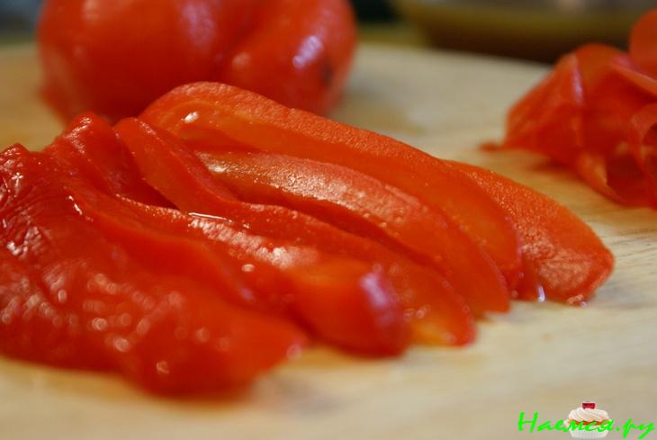 Салат с запеченным перцем и копченной рыбой