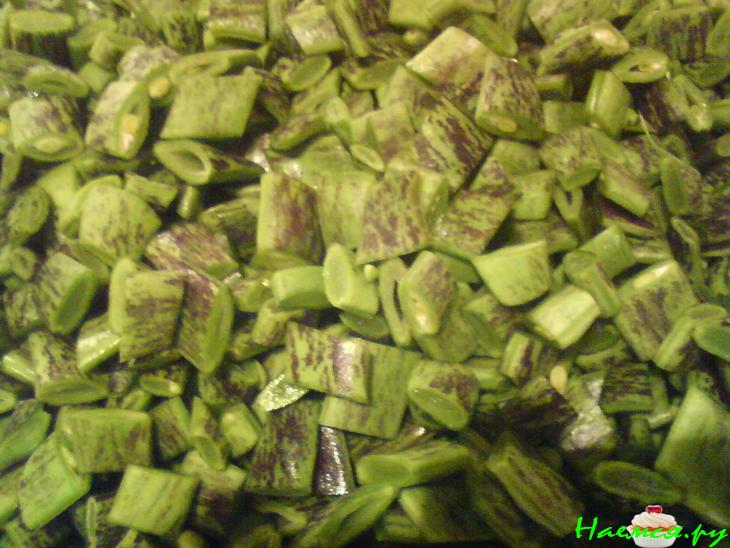 Стручковая фасоль с чесночным соусом