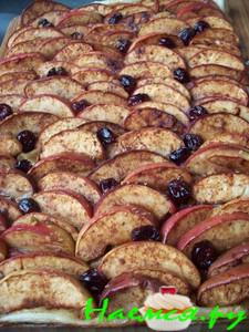 Пирог яблочный с сухой вишней и корицей 