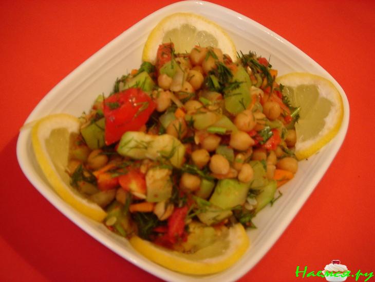 Салат из нута и кабачков
