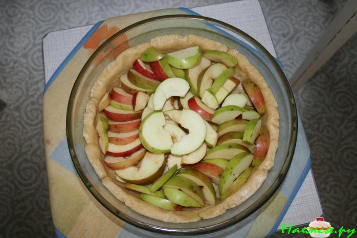 Сладкий пирог с яблоками