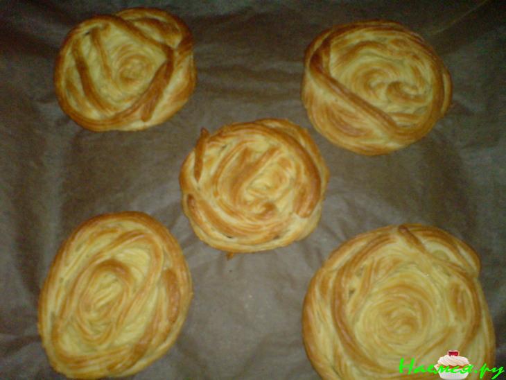 "Гнезда" из заварного теста со сливочным кремом, помидорками и оливками