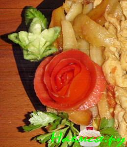 Украшение из помидора "Роза" Украшение из помидора "Роза"