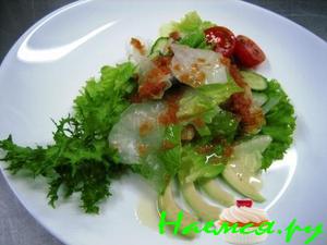 Салат с копченой рыбой в икорном соусе